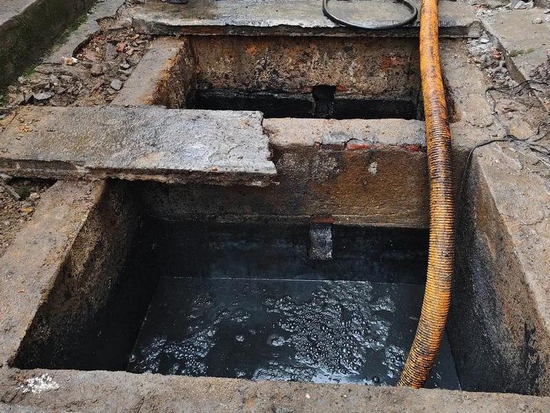光华路清理化粪池